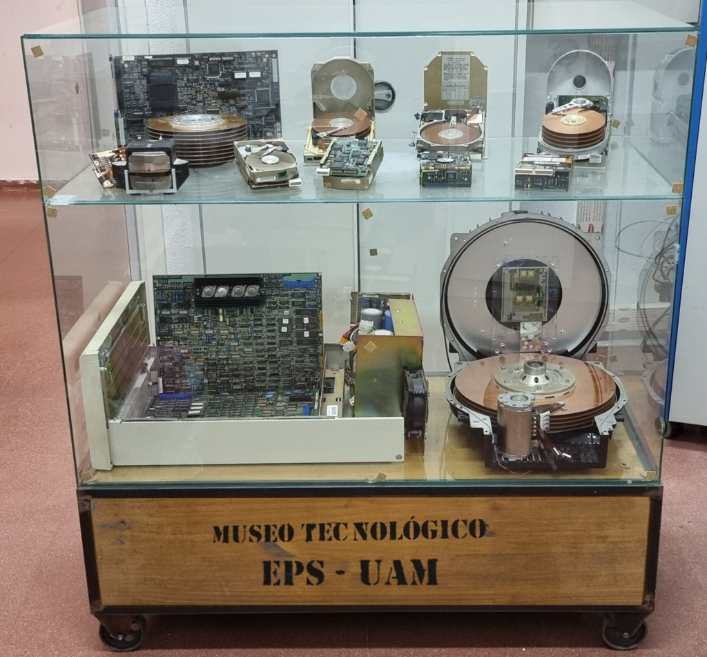Vitrina del museo con discos duros antiguos